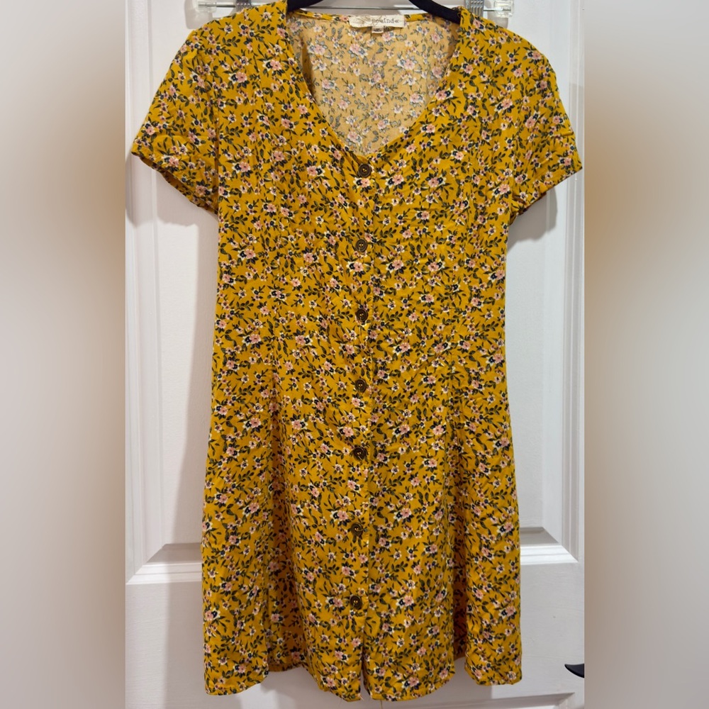 Adorable Yellow Floral Summer Femme Button-Up Dress/Lace-Up Back (Runs Small)